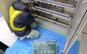 電気通信　分電盤接続工事  作業風景