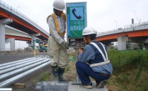 高速道路通信設備 非常電話設置工事  作業風景