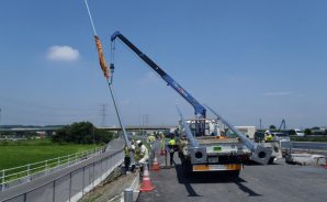 高速道路通信設備　照明設置工事  作業風景